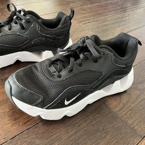Black and White Nike Ryz Athletic Sneakers Size 9